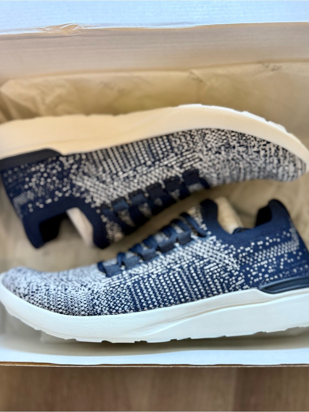 New in box APL TechLoom Breeze Sneakers Navy/Ivory Ombre  Men’s 7.5 Women’s 9